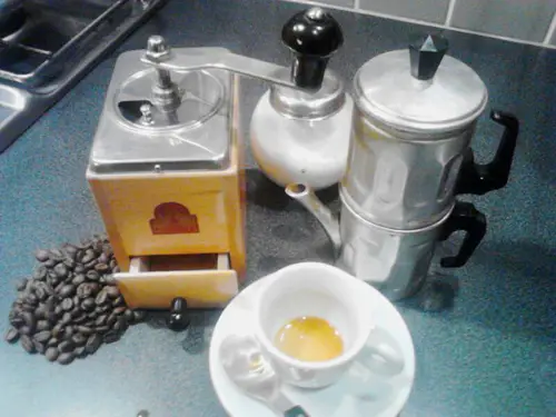 Cómo hacer café con una cafetera napolitana.