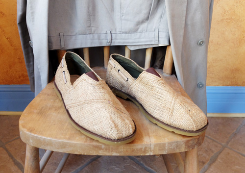 Jóvenes emprendedores transforman bolsas de café de arpillera en zapatos.