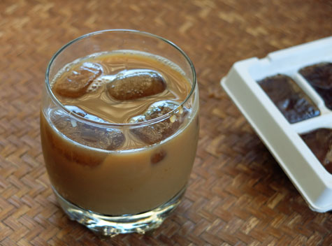 Prepare cubitos de café congelados para su café helado.