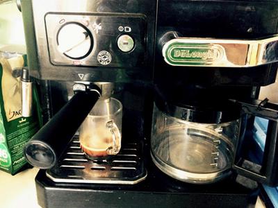 ¿Existe alguna máquina de café que haga tanto café normal como espresso?