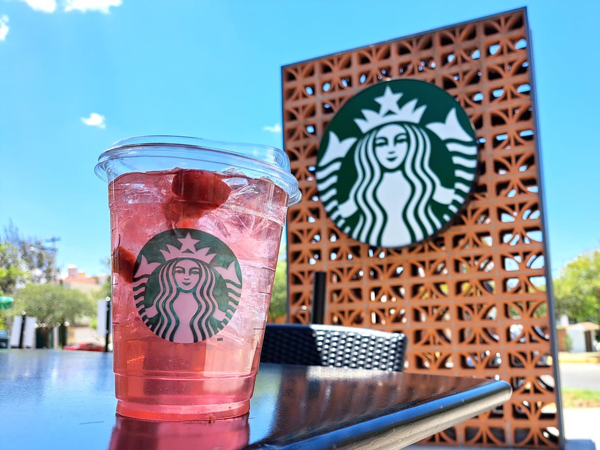 ¿Las bebidas rosas contienen cafeína? Los especiales de Starbucks
