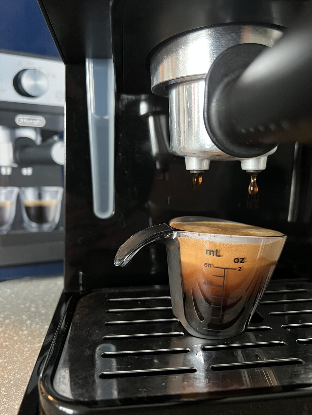 Una máquina de café espresso compacta y asequible