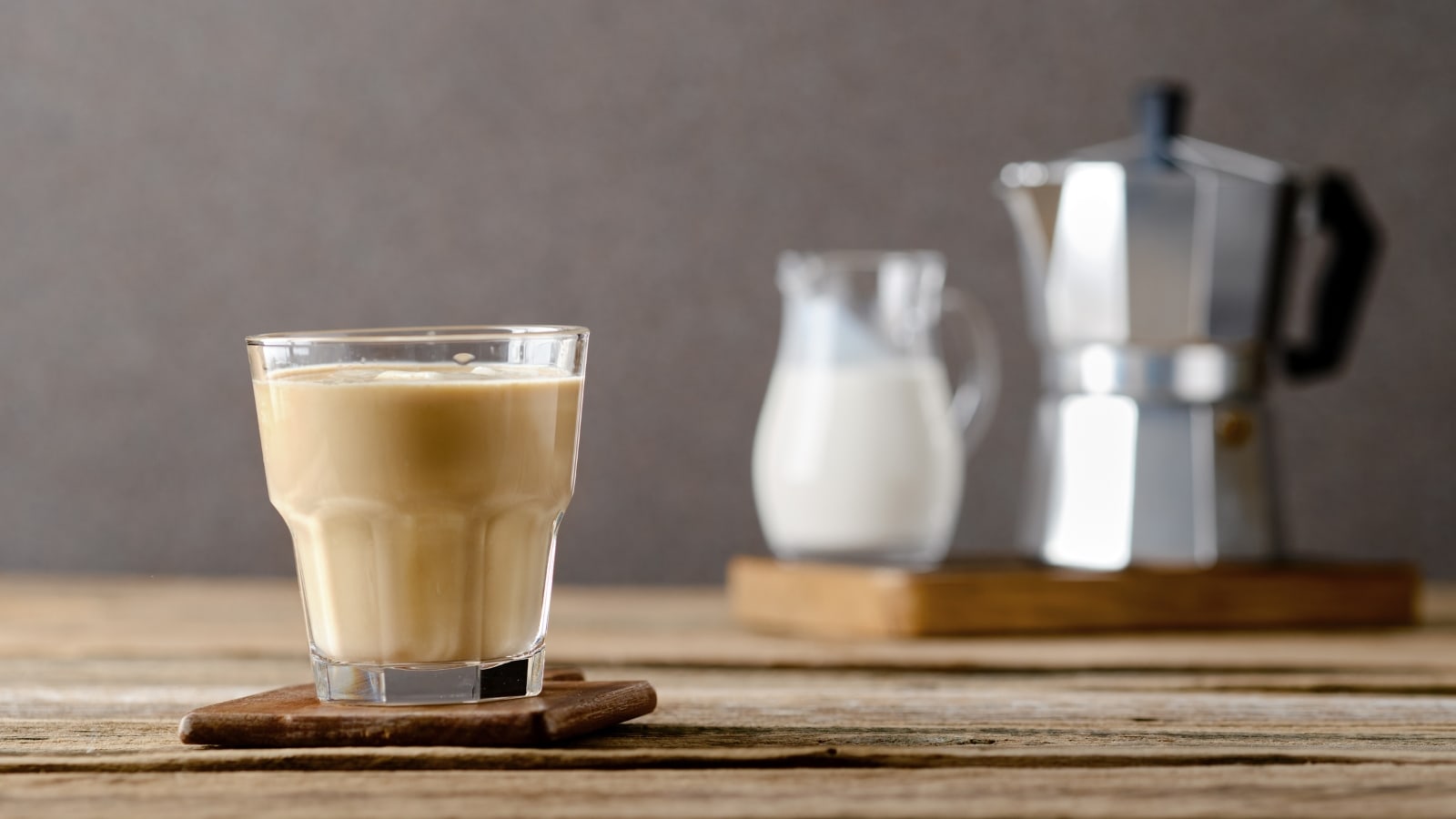 ¿Qué es un café con leche sin espuma y por qué la gente pide uno?