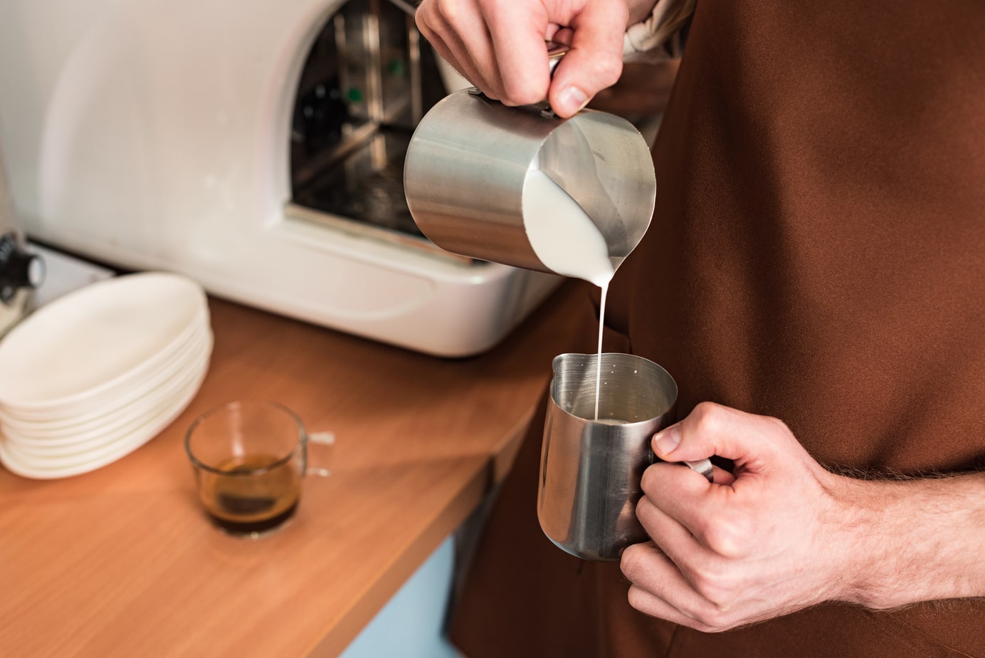 Cómo cocinar leche de avena al vapor como un barista (el mejor método)