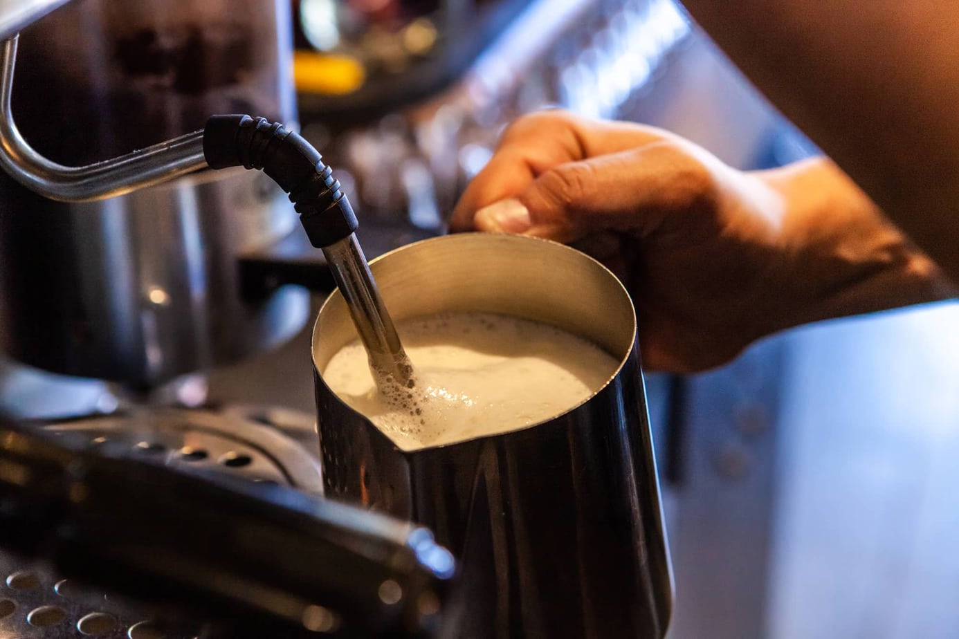Cómo cocinar leche de avena al vapor como un barista (el mejor método)