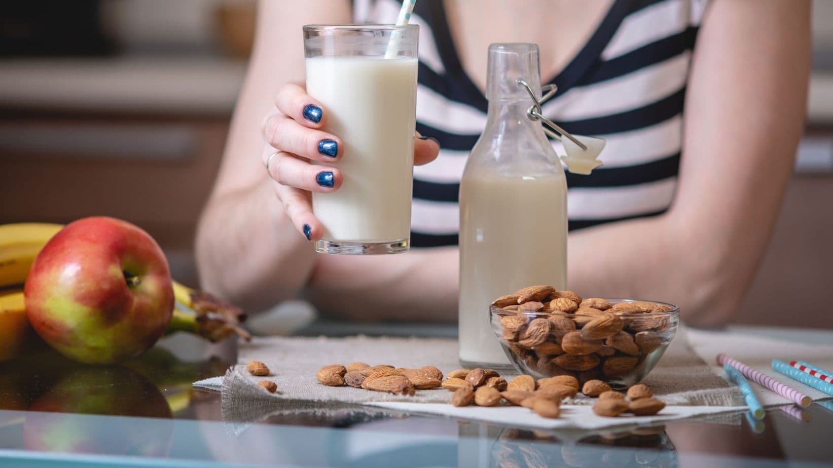 ¿Se cuaja la leche de almendras? Un dilema para los amantes del café sin lácteos