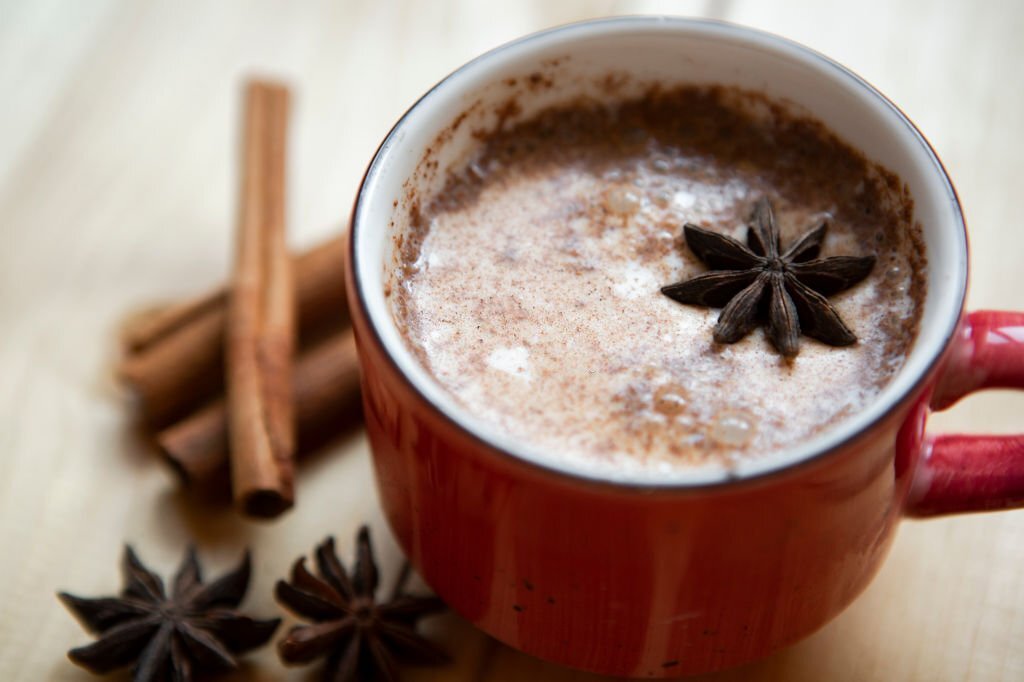 Saludable té Chai Latte (receta baja en calorías y azúcar)