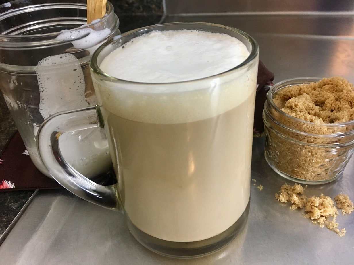Receta fácil y esponjosa de café con leche con azúcar moreno para un día lluvioso