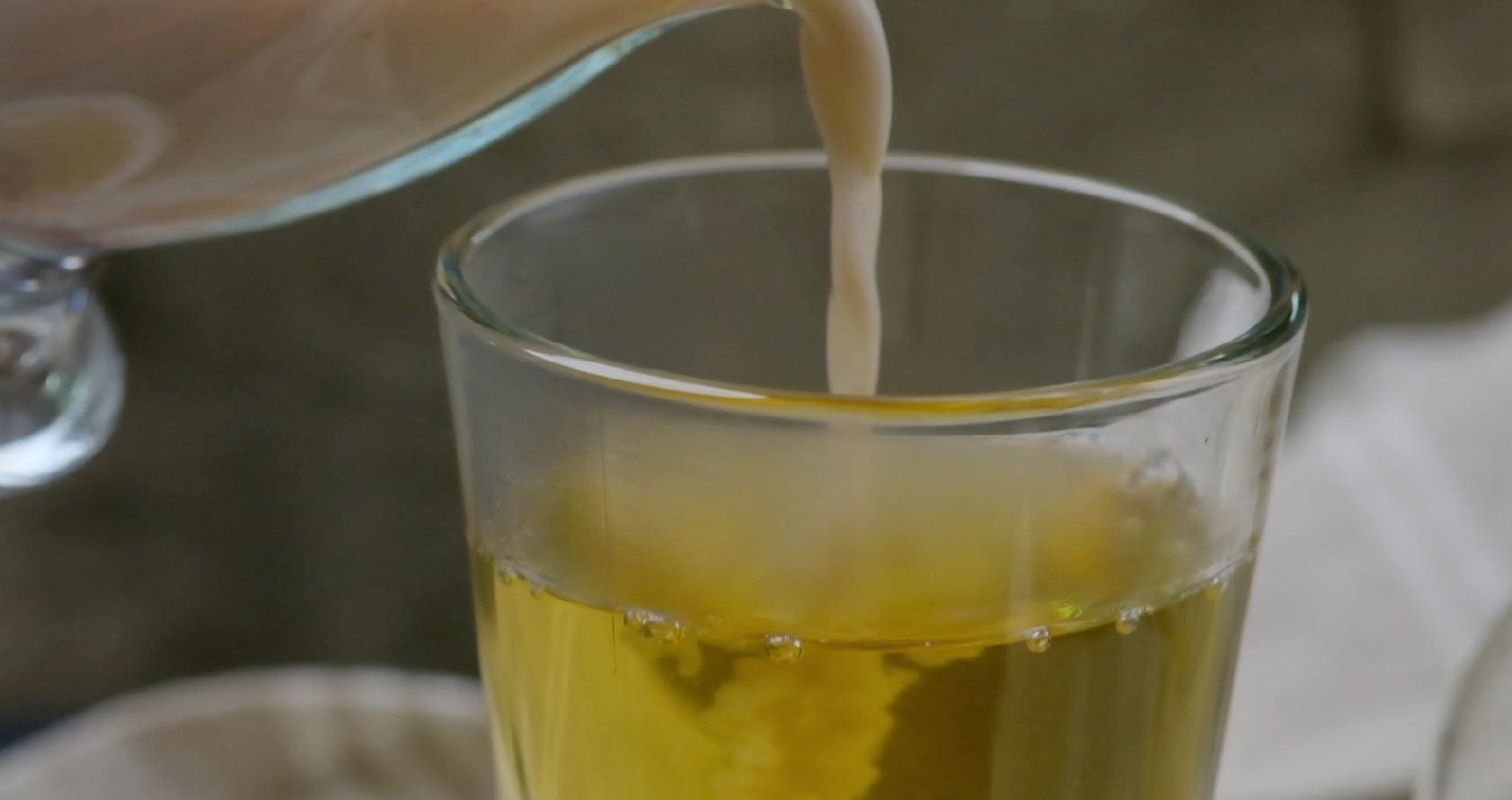 Receta relajante de té verde con leche: bebida suave y cremosa