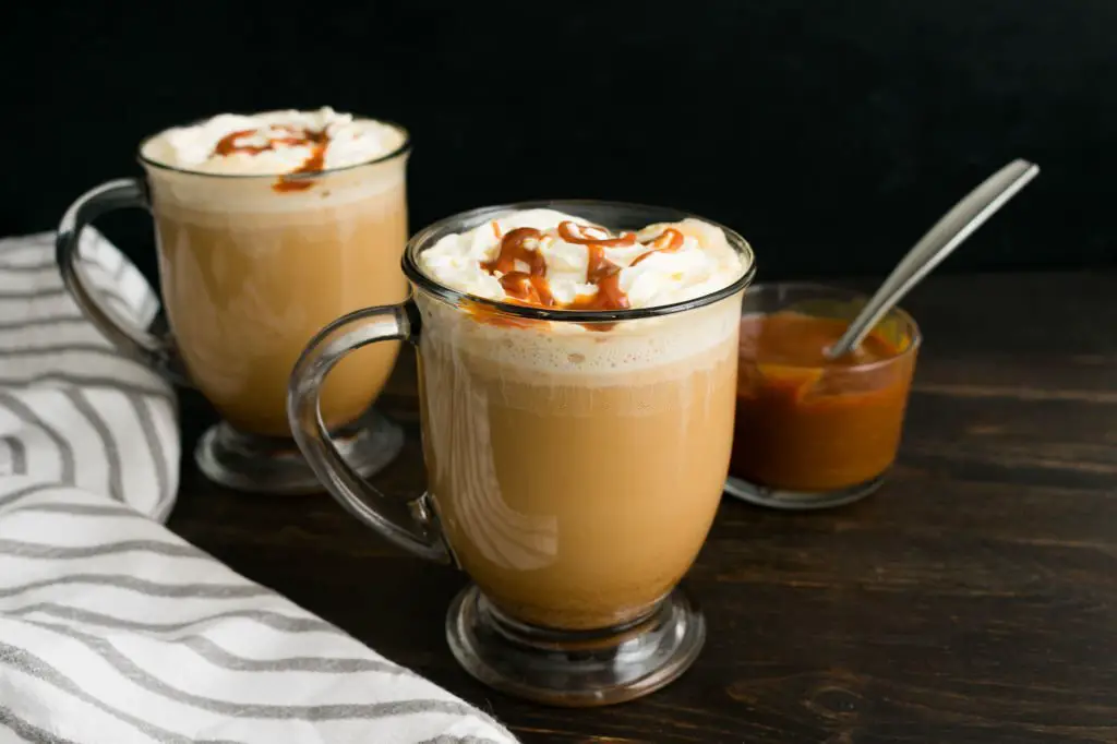 ¿El macchiato tiene cafeína (en comparación con el café con leche)?