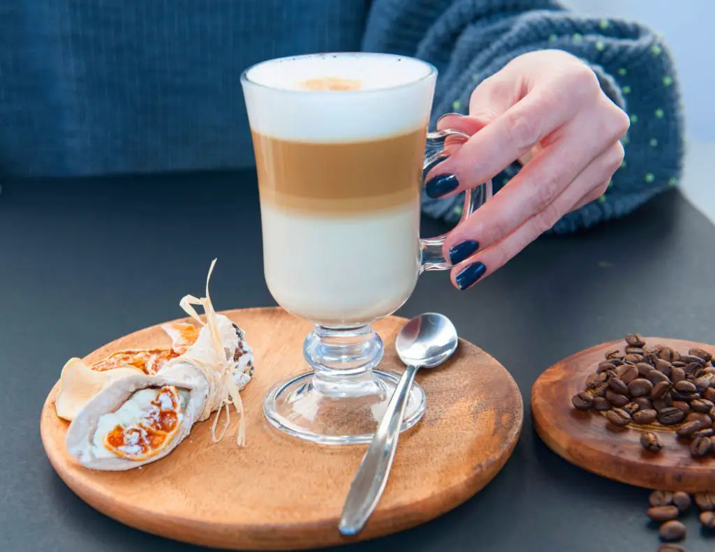 Mocha Cloud Macchiato – café, chocolate y leche