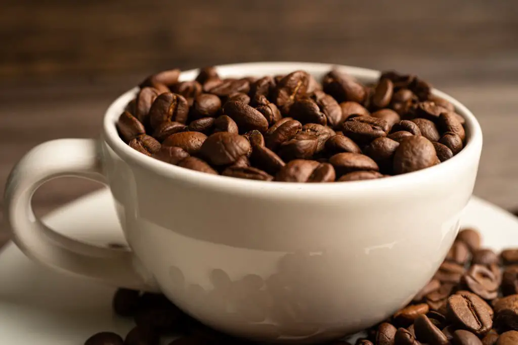 ¿El macchiato tiene cafeína (en comparación con el café con leche)?